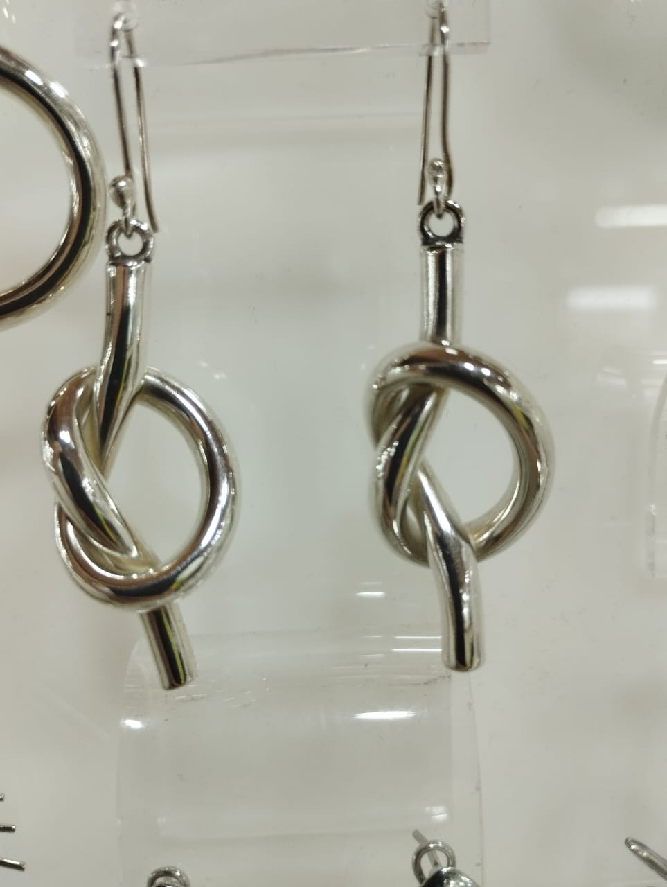 Aretes nudo plateados